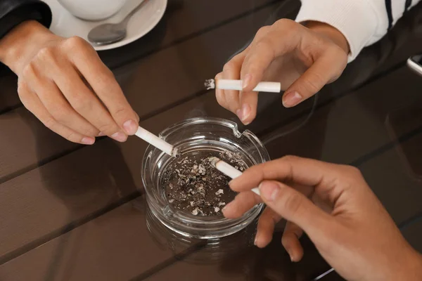 Mulheres Segurando Cigarros Sobre Cinzeiro Vidro Mesa Close — Fotografia de Stock