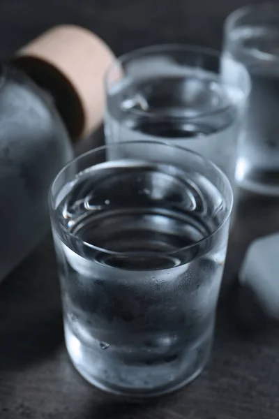 Bicchieri Vodka Con Ghiaccio Sul Tavolo Scuro Primo Piano — Foto Stock