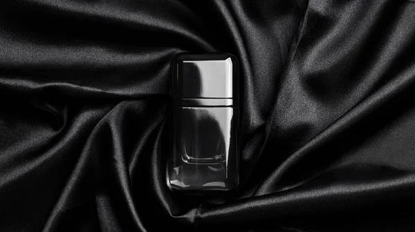 Luksusowa Butelka Perfum Czarnym Jedwabiu Widok Góry — Zdjęcie stockowe