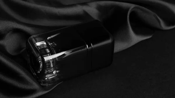 Бутылка Роскошных Духов Шелковая Ткань Черном Фоне Крупным Планом — стоковое фото