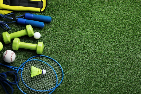 Zestaw Różnorodnych Kolorowych Urządzeń Sportowych Zielonej Trawie Układanie Płaskie Miejsce — Zdjęcie stockowe