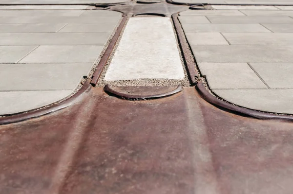 金属の表面インジケータが付いている通りのタイル クローズアップ — ストック写真