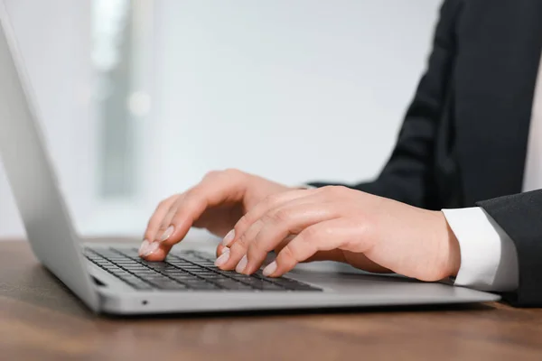 Mulher Trabalhando Laptop Fechamento Mesa Madeira Gestão Electrónica Documentos — Fotografia de Stock