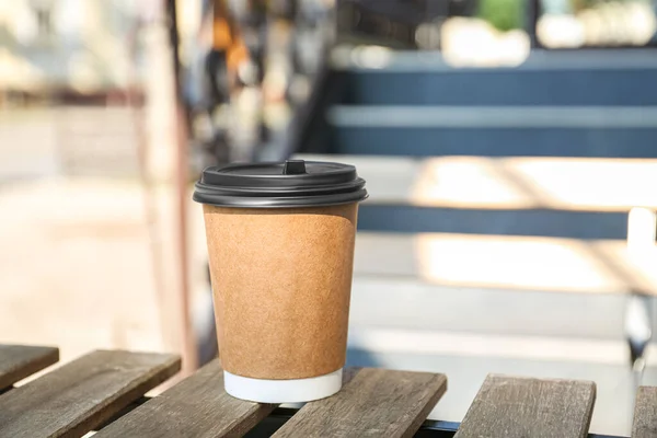 Paper Cup Wooden Bench Outdoors Takeaway Drink — Zdjęcie stockowe