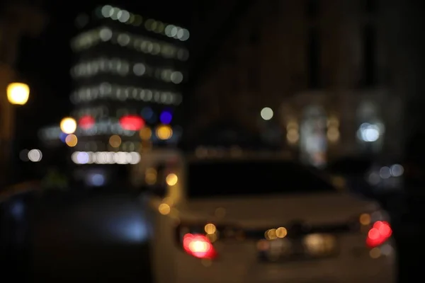 Wazig Uitzicht Prachtig Stadsgezicht Met Gloeiende Straatlantaarns Auto Nachts — Stockfoto