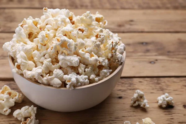 Chutný Popcorn Dřevěném Stole Detailní Pohled — Stock fotografie
