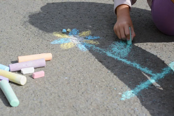 Маленький Ребенок Рисует Цветок Мелом Асфальте Крупным Планом — стоковое фото