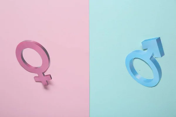 两性薪酬差距 彩色背景上的男性和女性符号 — 图库照片
