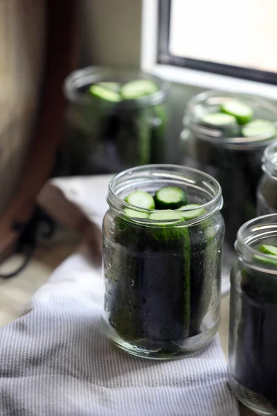 Glasburk Med Färska Gurkor Bordet Närbild Konserveringsgrönsaker — Stockfoto