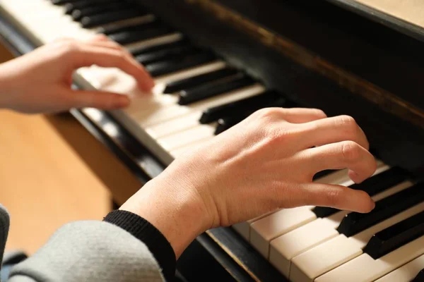 Junge Frau Klavier Nahaufnahme Musikstunde — Stockfoto