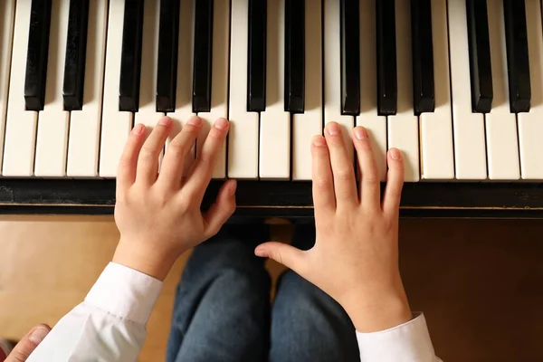 Маленький Ребенок Играет Пианино Вид Сверху Урок Музыки — стоковое фото