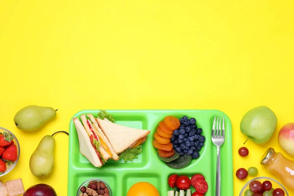 平铺着配餐盘和黄色背景的美味健康食品 案文的篇幅 — 图库照片