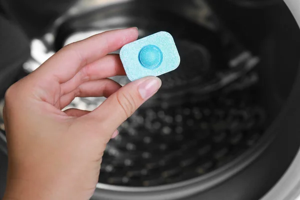 Wanita Menaruh Tablet Pelembut Air Dalam Mesin Cuci Closeup — Stok Foto