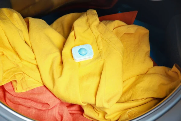 Tablet Lebih Lembut Air Pada Pakaian Mesin Cuci Closeup — Stok Foto