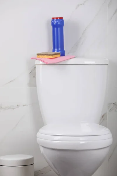 Banyodaki Klozette Şişe Sünger Temizlik Bezi — Stok fotoğraf