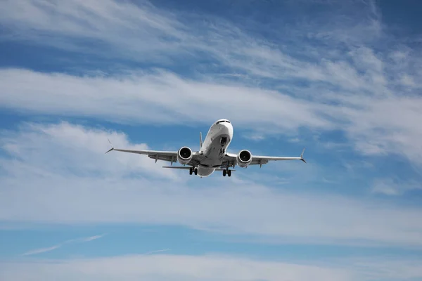 Moderno Avión Blanco Volando Cielo Nublado — Foto de Stock
