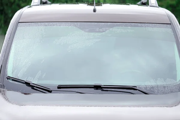 Car Wipers Cleaning Water Drops Windshield Glass Closeup — Stock Photo, Image