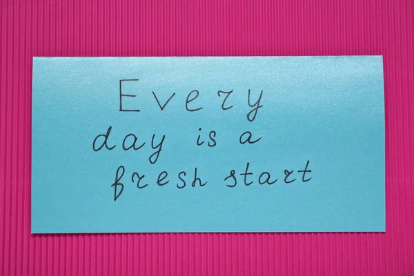 フレーズ付きのカード毎日がピンクの背景に新鮮なスタートです トップビュー 動機的引用 — ストック写真