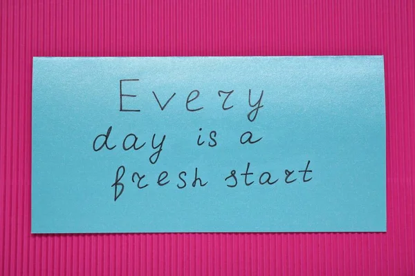 Kartu Dengan Frase Every Day Fresh Start Pada Latar Belakang — Stok Foto