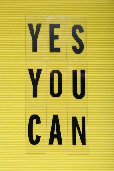 Phrase Yes You Can Met Van Kunststof Letters Gele Achtergrond — Stockfoto