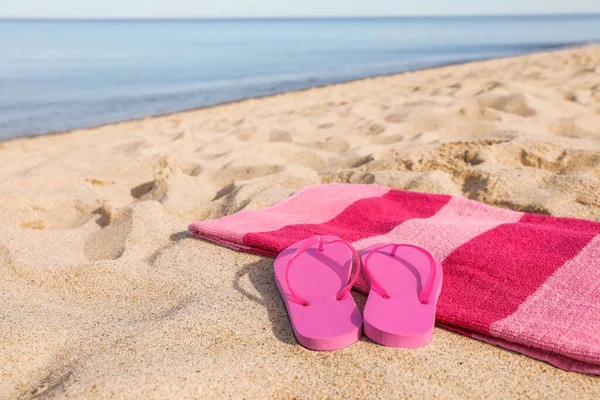 Strandtuch Und Hausschuhe Auf Sand Meer Platz Für Text — Stockfoto