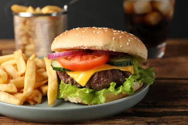 Pyszne Hamburgery Napoje Gazowane Frytki Serwowane Drewnianym Stole Zbliżenie — Zdjęcie stockowe