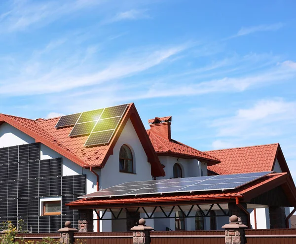 Casa Com Painéis Solares Instalados Sob Céu Azul Fonte Energia — Fotografia de Stock