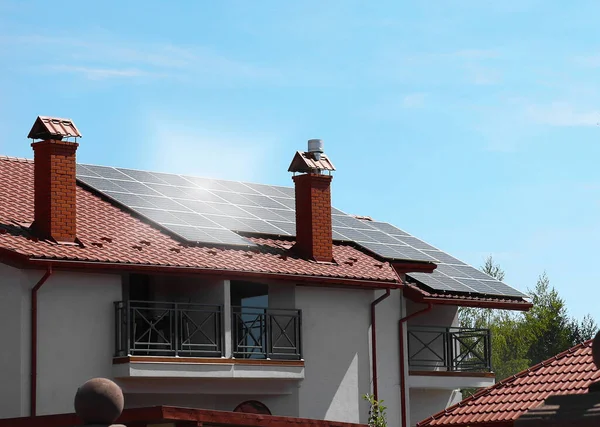 Dům Instalovanými Solárními Panely Střeše Pod Modrou Oblohou Alternativní Zdroj — Stock fotografie