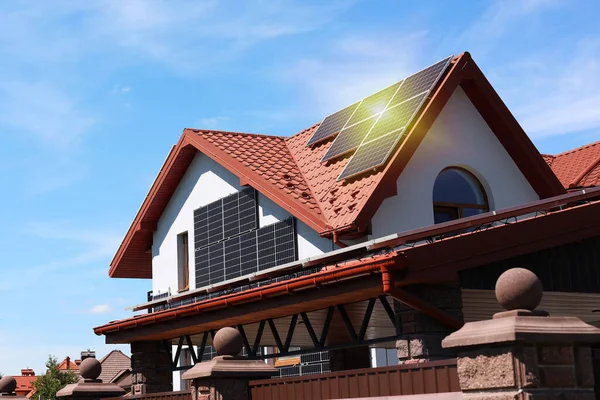 Casa Con Paneles Solares Instalados Bajo Cielo Azul Fuente Energía — Foto de Stock