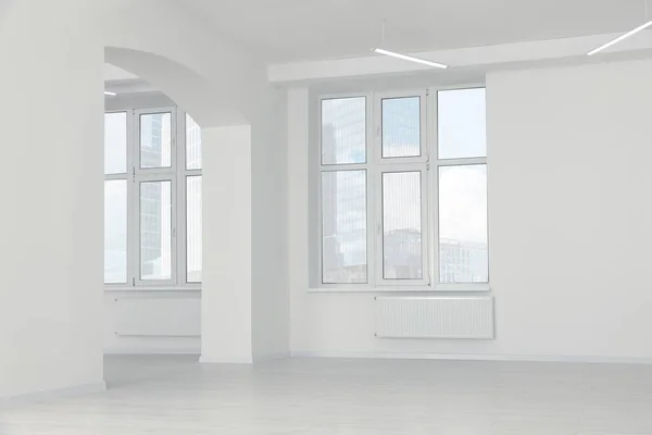 Beyaz Duvarları Pencereleri Olan Modern Ofis Odası Tasarım — Stok fotoğraf