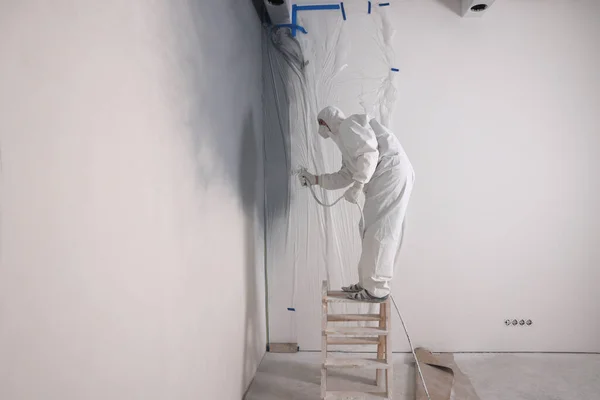 Decorator Verven Muur Grijze Kleur Met Spray Verf Binnenshuis — Stockfoto