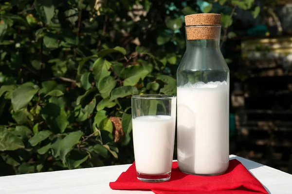 Glas Fles Verse Melk Witte Houten Tafel Buiten Ruimte Voor — Stockfoto