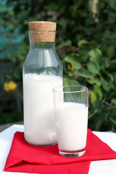 Glas Fles Verse Melk Witte Houten Tafel Buiten — Stockfoto