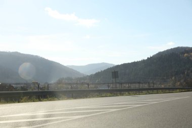 Güneşli bir günde yol ve dağ manzarası