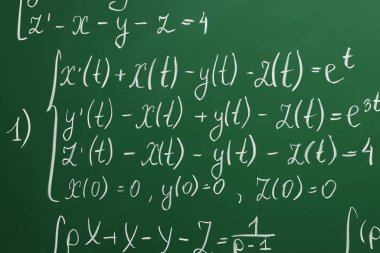 Tahtaya birçok farklı matematik formülü yazılmış.