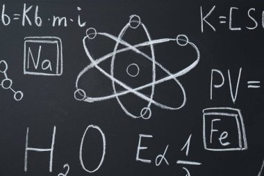 Tahtaya tebeşirle yazılmış farklı kimyasal formüller.