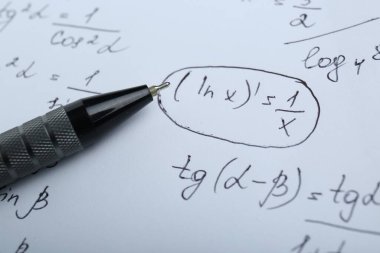 Matematiksel formülleri ve kalemi farklı olan kağıt, yakın plan.
