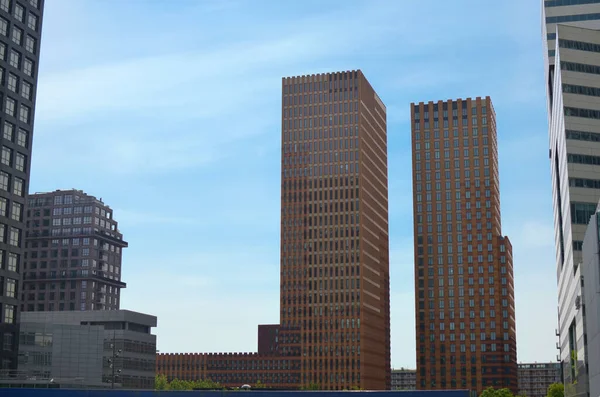 Buitenkant Van Prachtige Moderne Wolkenkrabbers Tegen Blauwe Lucht — Stockfoto