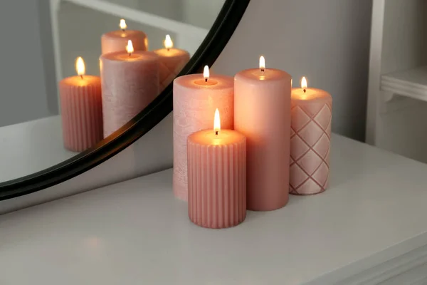 Schöne Brennende Kerzen Auf Weißem Konsolentisch Neben Spiegel Drinnen — Stockfoto