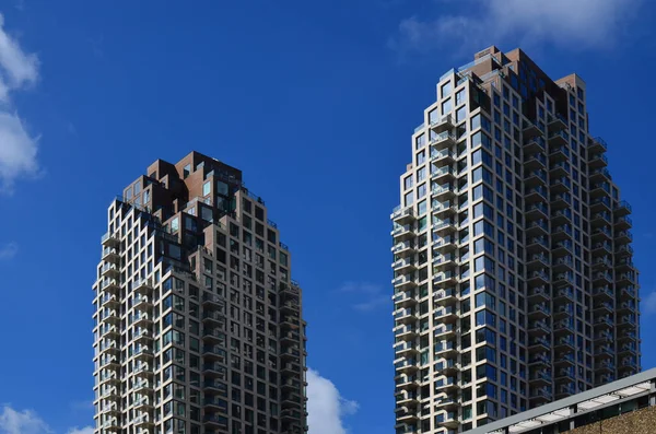 青い空に対する美しい建物の外観 低角度ビュー — ストック写真