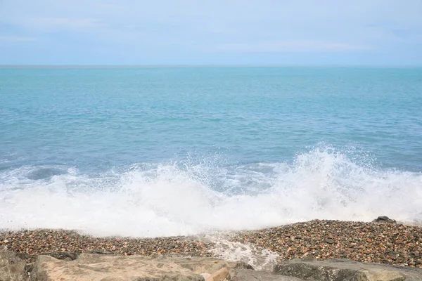 Malerischer Blick Auf Schäumende Wellen Die Auf Felsiges Ufer Treffen — Stockfoto