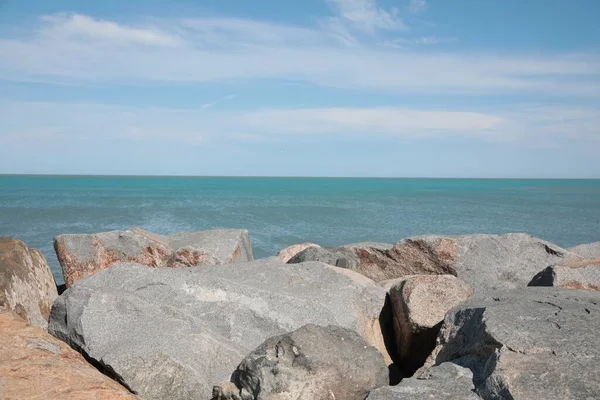 Мальовничий Вид Красиве Скелясте Море Сонячний День — стокове фото