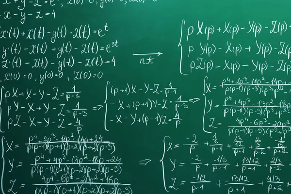 许多不同的数学公式写在黑板上 — 图库照片