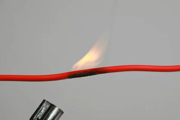 Entzündeter Roter Draht Auf Grauem Hintergrund Nahaufnahme Elektrischer Kurzschluss — Stockfoto