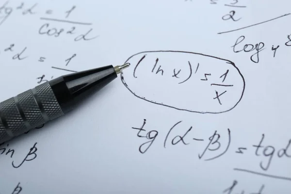 Hoja Papel Con Diferentes Fórmulas Matemáticas Pluma Primer Plano — Foto de Stock