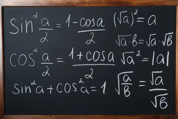 用粉笔写在黑板上的不同的数学公式 — 图库照片