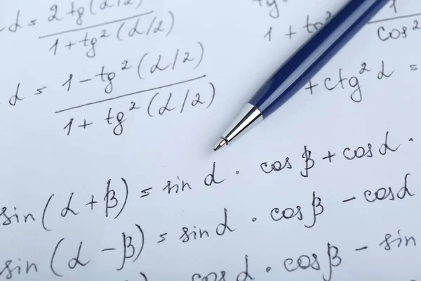 Hoja Papel Con Diferentes Fórmulas Matemáticas Pluma Primer Plano — Foto de Stock