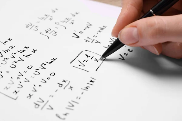 Estudiante Escribiendo Diferentes Fórmulas Matemáticas Papel Primer Plano — Foto de Stock