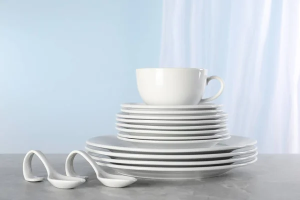 灰色の大理石のテーブルの上にきれいな食器のセット テキストのためのスペース — ストック写真