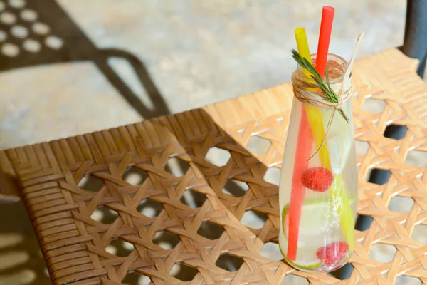 Erfrischend Leckere Limonade Serviert Glasflasche Auf Weidenoberfläche Raum Für Text — Stockfoto